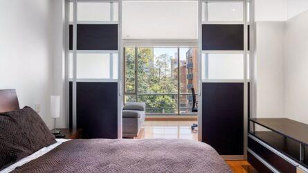 В чем преимущества раздвижных систем перед распашными дверями